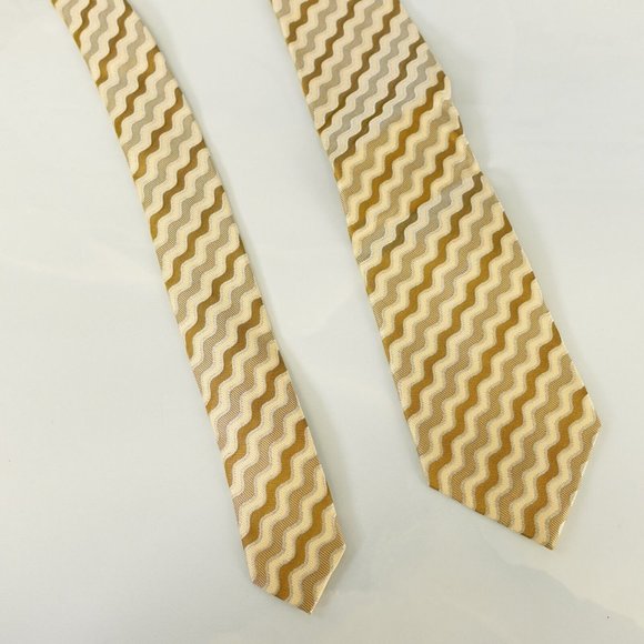 NINA RICCI Luxury Men's Cream Ivory Gold Yellow Wavy Striped Necktie 100% Silk - Picture 5 of 13